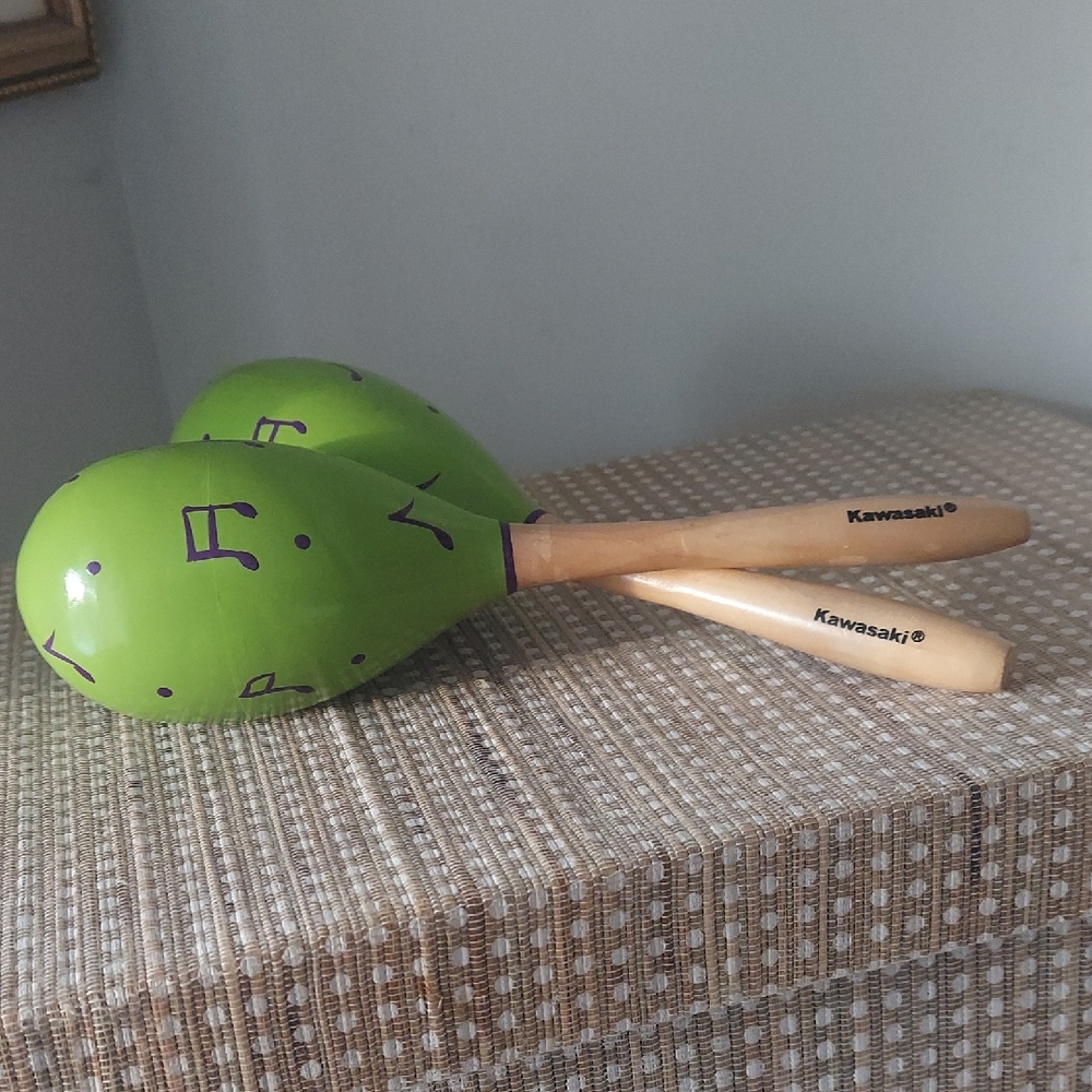 Kawasaki Green Musical Notes Handcrafted Wooden Maracas Instrument - Picture 3 of 11